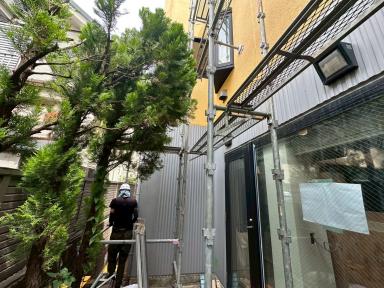 足場の設置を行いました
