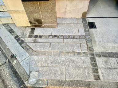 玄関横の花壇撤去工事